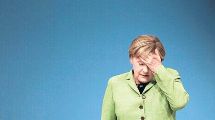 „Wenn Sie nur nach Umfragen Politik machen wollen, brauchen Sie uns nicht mehr!“, sagt ein Bedenkenträger der Basis zu Angela Merkel.