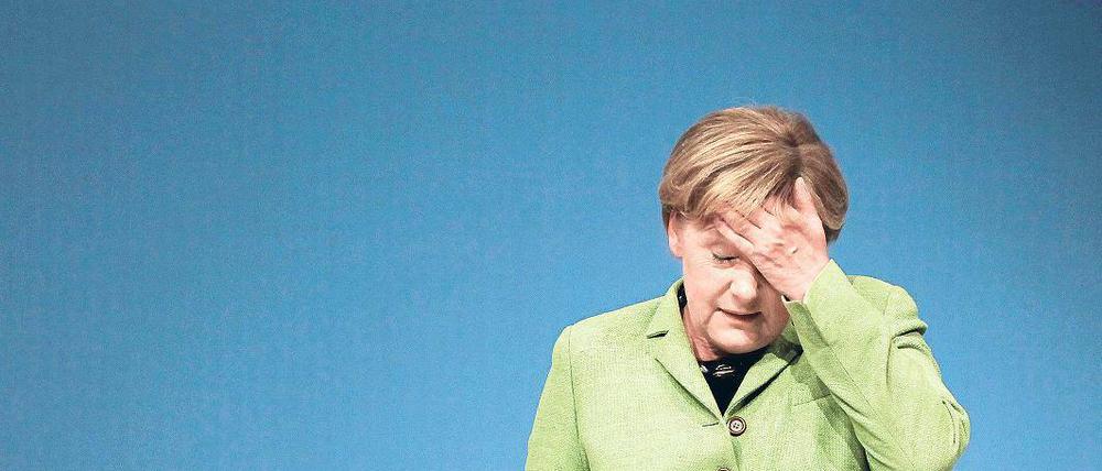 „Wenn Sie nur nach Umfragen Politik machen wollen, brauchen Sie uns nicht mehr!“, sagt ein Bedenkenträger der Basis zu Angela Merkel.