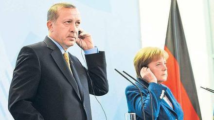 Man hört zu. Der türkische Ministerpräsident Recep Tayyip Erdogan und Bundeskanzlerin Angela Merkel am Samstag vor der Presse im Kanzleramt. 
