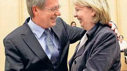 Präsidiale Nachfolge. Jens Böhrnsen übergibt an Hannelore Kraft. Foto: Reuters