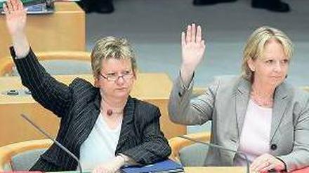 In der Minderheit. Regierungschefin Kraft und Stellvertreterin Löhrmann. Foto: dpa