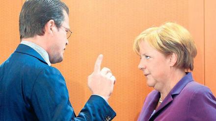 Fingerzeig im Kanzleramt. Karl-Theodor zu Guttenberg, Angela Merkel. 