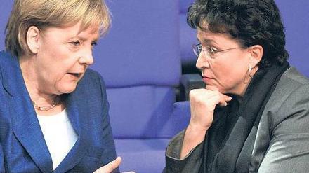 Zuhören heißt nicht folgen. FDP-Fraktionschefin Birgit Homburger lauscht den Erklärungen von Kanzlerin Angela Merkel – will aber dennoch Entlastungen der Mitte. Foto: dpa