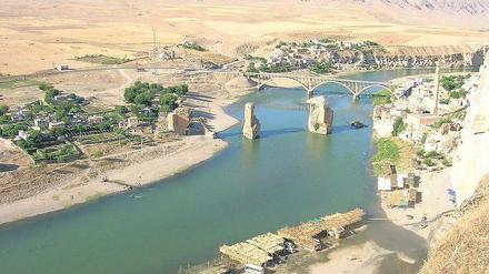 Vor dem Untergang. Durch den am Tigris geplanten Staudamm soll ein mehr als 300 Quadratkilometer großer See entstehen – auch die alte Stadt Hasankeyf wird dann überflutet. Foto: dpa/pa