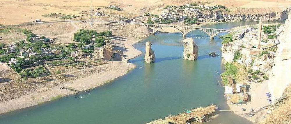Vor dem Untergang. Durch den am Tigris geplanten Staudamm soll ein mehr als 300 Quadratkilometer großer See entstehen – auch die alte Stadt Hasankeyf wird dann überflutet. Foto: dpa/pa