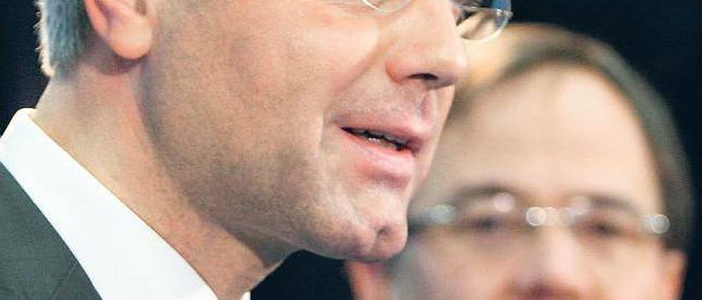 Durchgesetzt. Bundesumweltminister Norbert Röttgen wird nach seinem Sieg über Armin Laschet (im Hintergrund) neuer CDU-Chef in Nordrhein-Westfalen. Foto: Knippertz/dapd