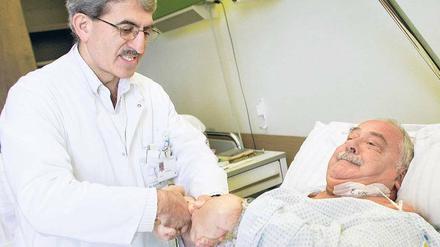 Qualifikation gefragt. In vielen Bereichen fehlen in Deutschland Fachkräfte, etwa im Gesundheitswesen. Der aus Syrien stammende Neurochirurg Samir Kazkaz (links) arbeitet jetzt im Krankenhaus im westfälischen Lünen. 