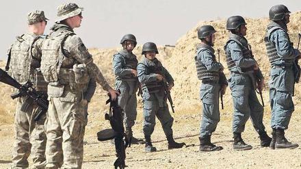 Schwierige Partner. US-Soldaten bei der Schießausbildung für afghanische Polizeirekruten. Foto: Ahmad Masood/AFP