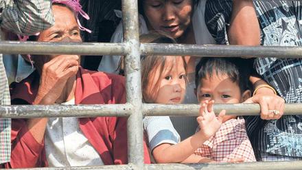 Flucht. An der Grenze zu Thailand kämpfen Truppen mit Abtrünnigen. Die Bevölkerung dort flieht deshalb ins Landesinnere oder in das Nachbarland. Foto: Pornchai Kittiwongsakul / AFP
