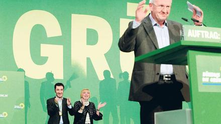 Grüne Eintracht. Die Vorsitzenden der Partei Cem Özdemir und Claudia Roth applaudieren im Hintergrund nach der Rede des baden-württembergischen Fraktionschefs Winfried Kretschmann. Foto: Arnd Wiegmann/Reuters