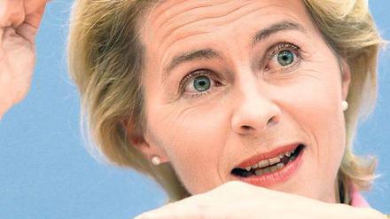 Gegenwehr. Ministerin von der Leyen (CDU) ist mit den neuen Hartz-IV-Regelsätzen noch nicht auf der sicheren Seite.