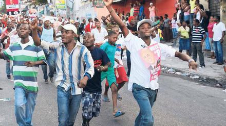 Wut und Verzweiflung haben sich nach der Wahl in Haiti Luft gemacht. Tausende gingen auf die Straße und protestierten gegen Unregelmäßigkeiten bei der Präsidentenwahl. Ein Ergebnis wird erst in einer Woche erwartet. 