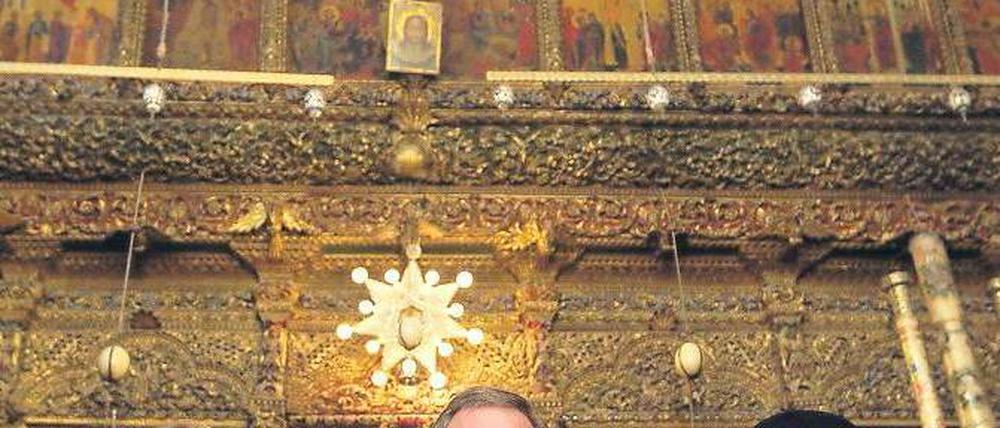 Stille Nacht, heilige Nacht. Bundespräsident Wulff und Tochter Annalena mit dem griechisch-orthodoxen Bischof Theoflakes in der Geburtskirche in Bethlehem.