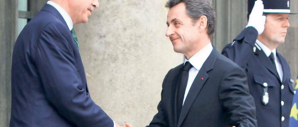 Nur offiziell freundlich. Nicolas Sarkozy (re.) mit Recep Tayyip Erdogan. Foto: dpa