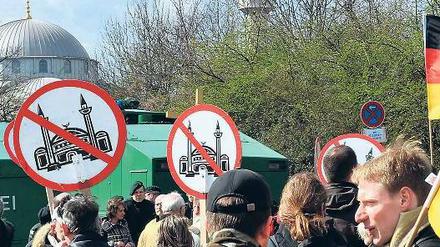 Ablehnung. Die Forscher stellten eine zunehmend feindselige Haltung gegenüber dem Islam fest – wie hier bei einer Demonstration gegen eine Moschee in Duisburg. Foto: Henning Kaiser/ddp