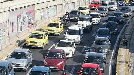 Tausende Athener blieben am Mittwoch im Verkehrschaos stecken. Foto: dpa