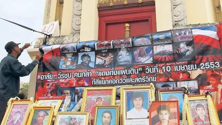 Am Demokratiedenkmal in Bangkok wird an getötete Rothemden erinnert.