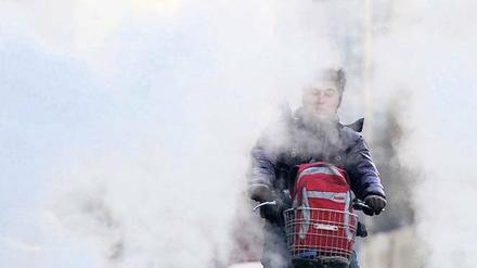 Qualm, Smog, Rauch. Radfahrer in Peking haben es nicht leicht. 