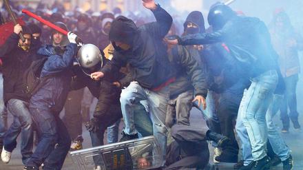 Vor dem Senat in Rom gingen Demonstranten auf Polizisten los.