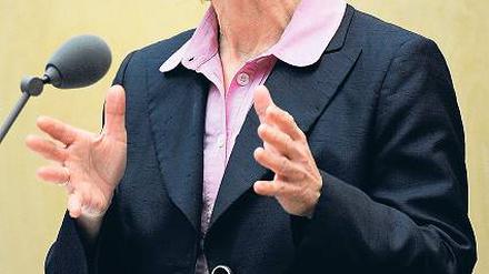 Ihr Herz ist rein. Ursula von der Leyen weist die Vorwürfe der Opposition zurück. Foto: dapd