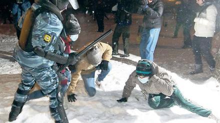 Eskalation in der Kälte. Allein in Moskau nahm die Polizei 1300 Personen fest.Foto: dpa