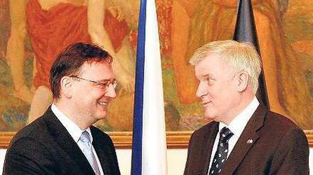 Diplomatischer Durchbruch. Tschechiens Regierungschef Necas (links) und der bayerische Ministerpräsident Seehofer vor ihrem Gespräch in Prag. 