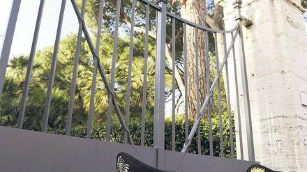 Schreck. Italienische Polizisten vor der Schweizer Botschaft, in der ein 53-jähriger Mitarbeiter bei der Explosion der Briefbombe schwer verletzt wurde. Foto: dpa