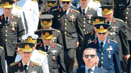 Klare Rangordnung. Der türkische Regierungschef Erdogan (vorne rechts) und Offiziere im vergangenen August in Ankara. 