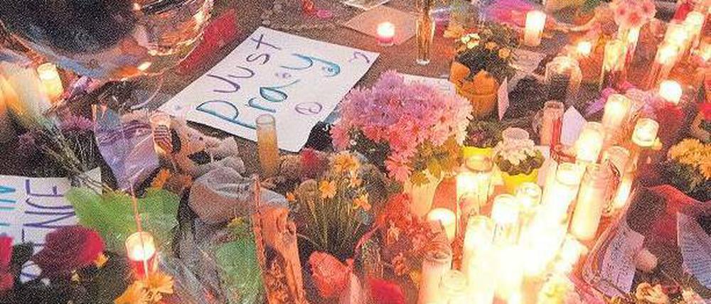 Kerzen für die Opfer. Vor dem Büro von Gabrielle Giffords in Tucson, Arizona, haben Bürger Kerzen und Blumen aufgestellt.