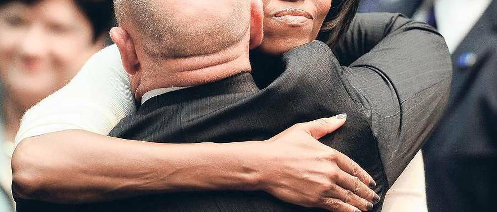 Trost. Michelle Obama umarmt den Mann von Gabrielle Giffords.Foto: Kevork Djansezian/dpa