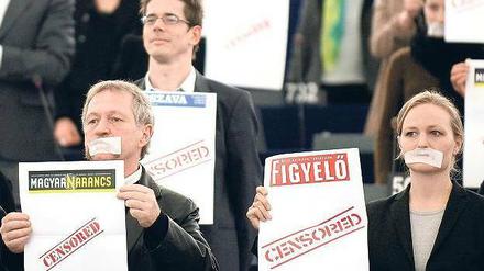 Schweigender Protest. Abgeordnete der europäischen Grünen-Fraktion bei der Debatte am Mittwoch in Straßburg. Foto: dpa