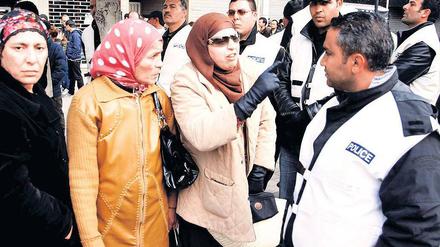 Angespannte Lage. Frauen diskutieren bei einer Demonstration in Tunis mit einem Polizisten. Foto: Haikal Hmima/dpa