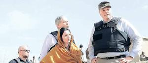 Auf Inspektionsbesuch. Entwicklungsminister Dirk Niebel (FDP, rechts) hat bei seinem Afghanistanbesuch auch ein Wasserprojekt der heutigen GIZ besucht.