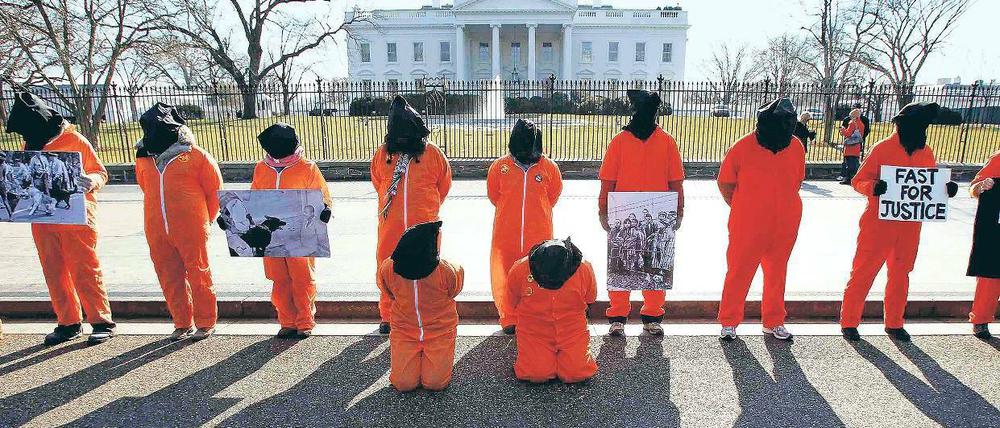 Der lange Schatten des Lagers. Menschenrechtler fordern in einer Protestaktion vor dem Weißen Haus die Schließung von Guantanamo. Foto: Jim Young/Reuters