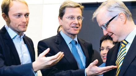 Gesprächsbedarf. FDP-Chef Guido Westerwelle (Mitte) und der Generalsekretär der Liberalen, Christian Lindner (links), diskutieren in Berlin mit EU-Währungskommissar Olli Rehn über den Euro-Rettungsschirm. 
