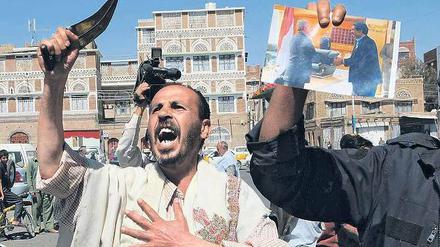 Aufruhr im Jemen. In Sanaa protestiert ein Gegner Präsident Salehs mit gezücktem Krummdolch. Foto: Imago