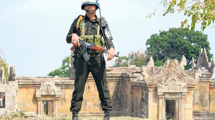 Umstrittenes Terrain. Ein kambodschanischer Soldat hält vor dem Preah-Vihear-Tempel Wache. 