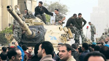 Botschaften aus Stahl. Ín den ersten Tagen bemalten die Demonstranten Panzer mit ihren Parolen. Die hat die Armee inzwischen übermalen lassen.