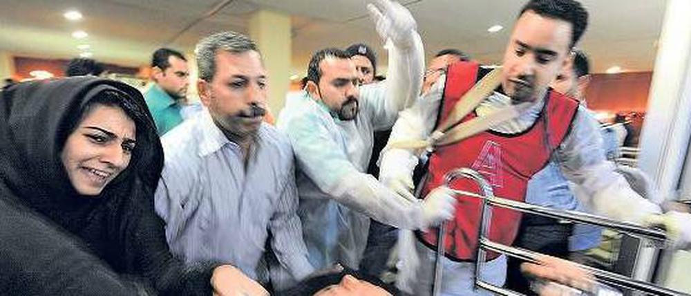 Aufbegehren im Königreich. Eine Verletzte wird am Donnerstagmorgen in ein Krankenhaus im Golfstaat Bahrain eingeliefert. In dem Inselstaat fordert die schiitische Bevölkerungsmehrheit den Rücktritt des sunnitischen Königs Hamad bin Issa al Chalifa.