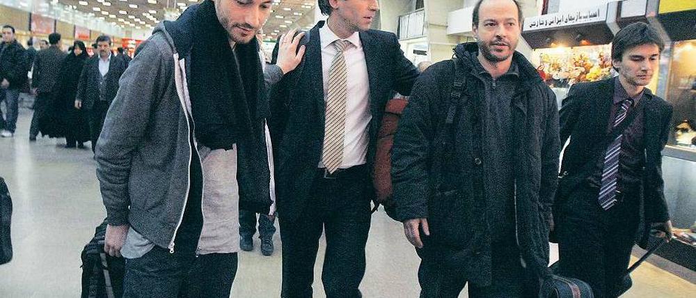 Glücklicher Ausgang. Jens Koch (links) und Marcus Hellwig (zweiter von rechts) kamen am Samstag aus Täbris auf dem Teheraner Flughafen an. 