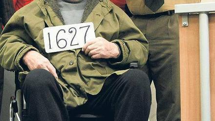 Unter Protest. Demjanjuk zeigt die Nummer einer KGB-Akte, die ihn entlaste.