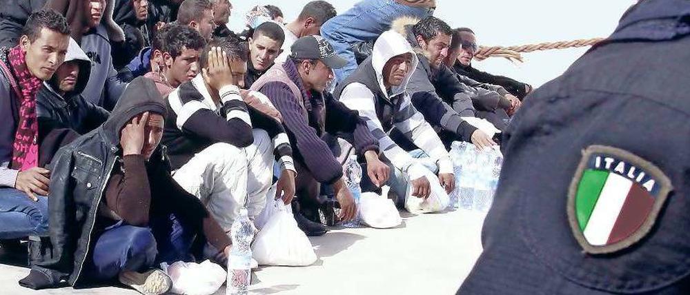 Fluchtpunkt Europa. Nach dem Sturz des tunesischen Machthabers Zine el Abidine Ben Ali waren mehrere tausend Flüchtlinge auf die italienische Ferieninsel Lampedusa gekommen. Jetzt befürchtet die italienische Regierung eine neue Flüchtlingswelle aus Libyen. 