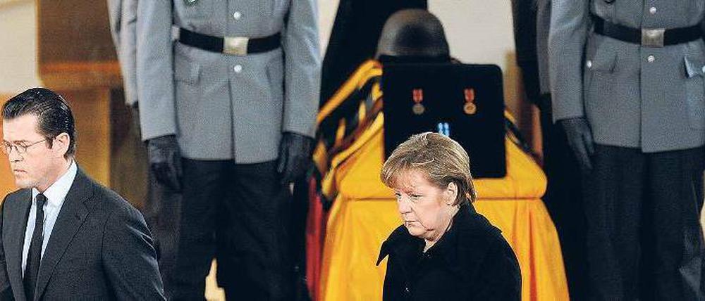 Abschied. Zu der Trauerfeier im niederbayerischen Regen kamen auch Merkel und Guttenberg. 