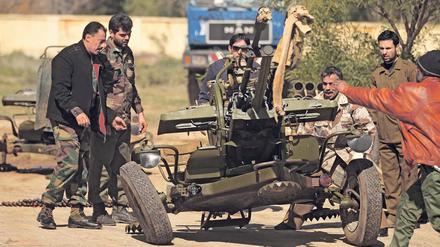 In der Hochburg des Aufstands. Gegner des libyschen Machthabers Gaddafi bringen auf einer Militärbasis in Benghasi ein Flugabwehrgeschütz in Stellung. 