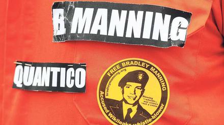 Unterstützer von Wikileaks fordern die Freilassung von Bradley Manning, der im Militärgefängnis von Quantico im US-Bundesstaat Virginia in Haft ist. Foto: Facundo Arrizabalaga/dpa