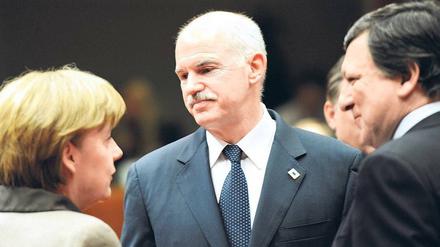 Einvernehmen: Papandreou (Mitte) braucht mehr Zeit, Merkel versteht, EU-Kommissionschef Barroso lauscht. 