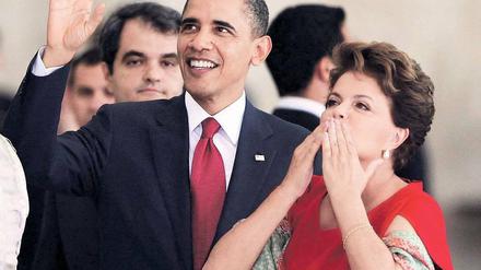 Erste Station. US-Präsident Obama wurde am Samstag zum Auftakt seines Besuches in Brasilien von seiner Amtskollegin Rousseff mit militärischen Ehren empfangen. Foto: Reuters