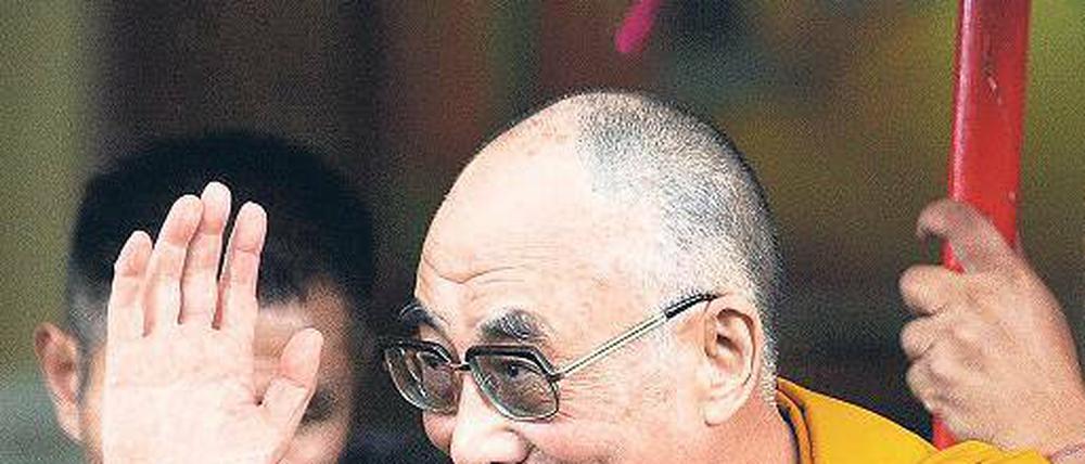 Populär. Der Dalai Lama möchte trotz seiner Beliebtheit bei den Tibetern nicht an seiner Entscheidung rütteln, als politisches Oberhaupt zurückzutreten. Er wolle nicht wie der ehemalige ägyptische Staatschef Mubarak sein, begründete er seinen Schritt. Foto: AFP