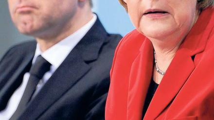 Auf einer Linie.  Bundeskanzlerin Merkel und Umweltminister Röttgen (beide CDU) geben am Dienstag in Berlin Auskunft über ihre Atompolitik. 