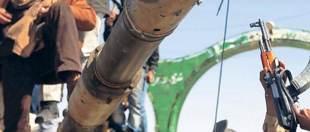 Eroberung. Rebellen präsentieren einen gemeinsam mit den internationalen Truppen zerstörten Panzer der Regierung in der zurückeroberten Ölstadt Adschdabija. 